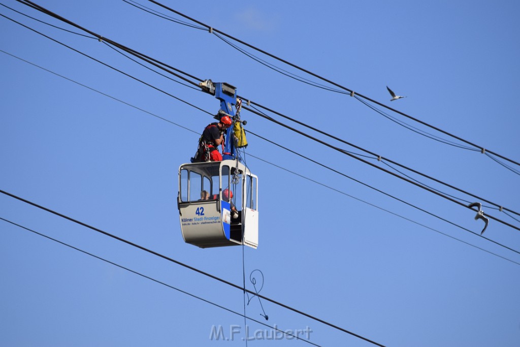 Koelner Seilbahn Gondel blieb haengen Koeln Linksrheinisch P481.JPG - Miklos Laubert